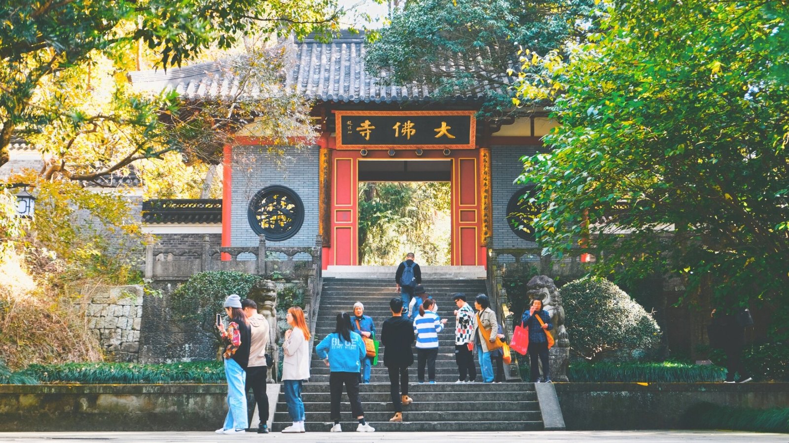 Dafo Temple in Xinchang, Shaoxing, Zhejiang, the rock-cut temple whose old architecture carries the show's power-struggle scenes