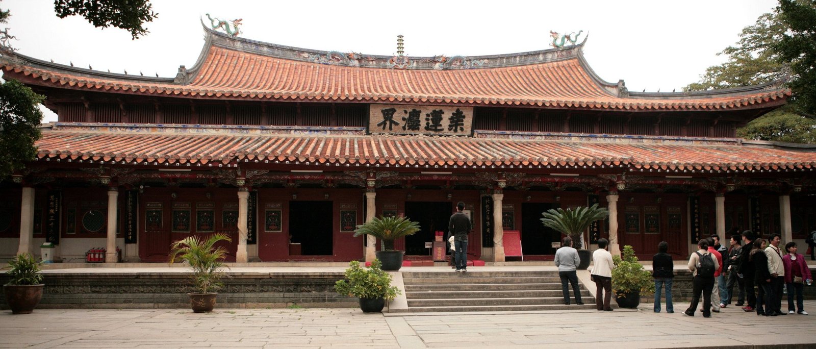 The Hall of Mahavira at Kaiyuan Temple in Quanzhou, framed by banyan trees