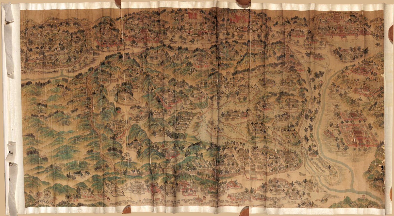 A Qing dynasty bird&rsquo;s-eye map of the Rehe imperial palace at Chengde, with the walled mountains above and the lakes below